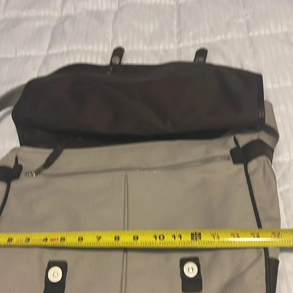 Unisex Banana Republic large messenger bag taupe canvas & Brown leather trims